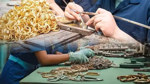 How to Choose a Gold Jewelry Manufacturer for Custom Designs